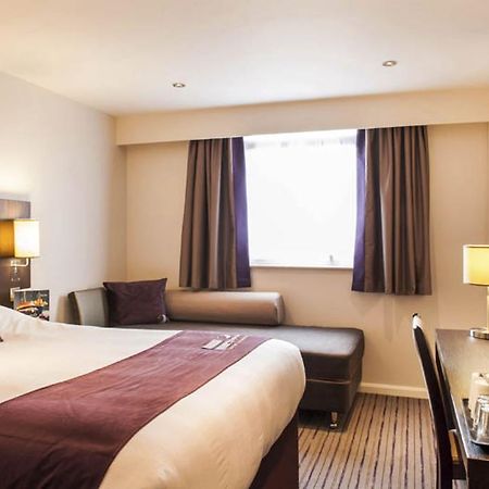 Premier Inn London Romford Central Eksteriør billede