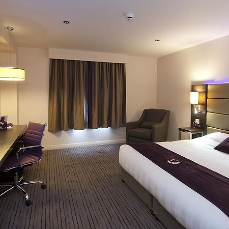 Premier Inn London Romford Central Eksteriør billede