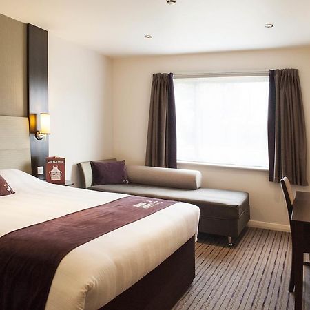 Premier Inn London Romford Central Eksteriør billede