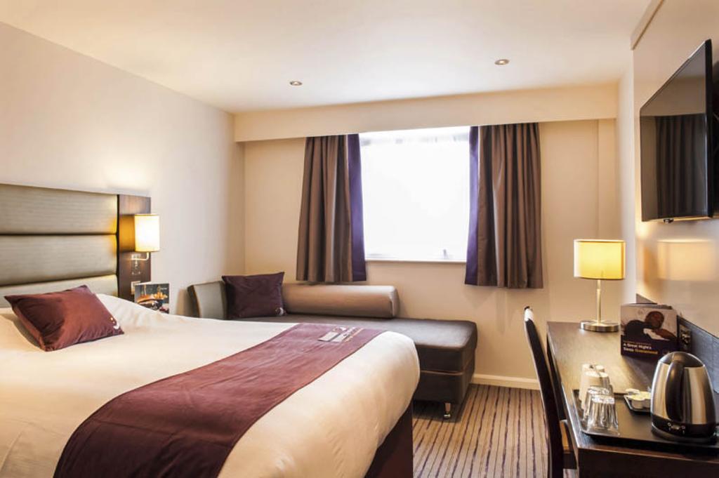 Premier Inn London Romford Central Eksteriør billede