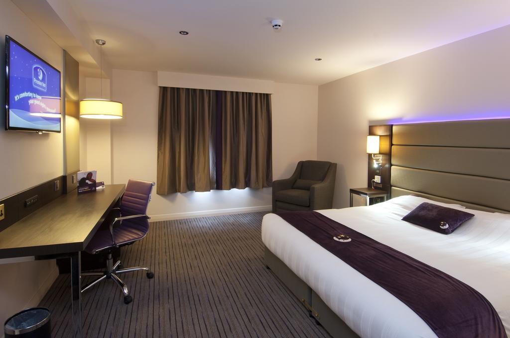 Premier Inn London Romford Central Eksteriør billede