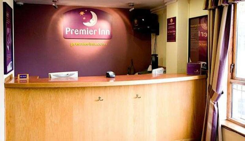 Premier Inn London Romford Central Eksteriør billede