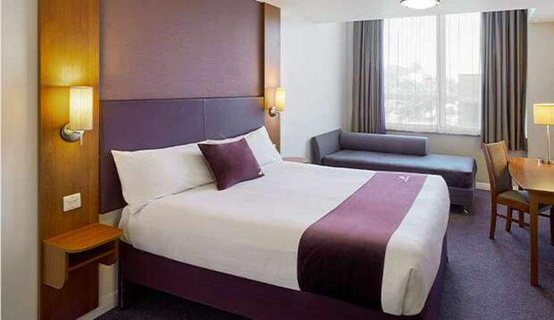 Premier Inn London Romford Central Eksteriør billede